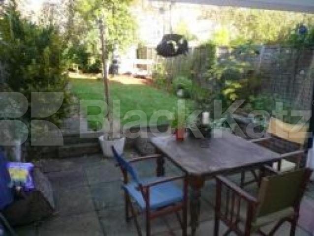 			VERY BIG HOUSE!!!, 4 Bedroom, 1 bath, 1 reception Flat			 Cecil Road, MUSWELL HILL N10